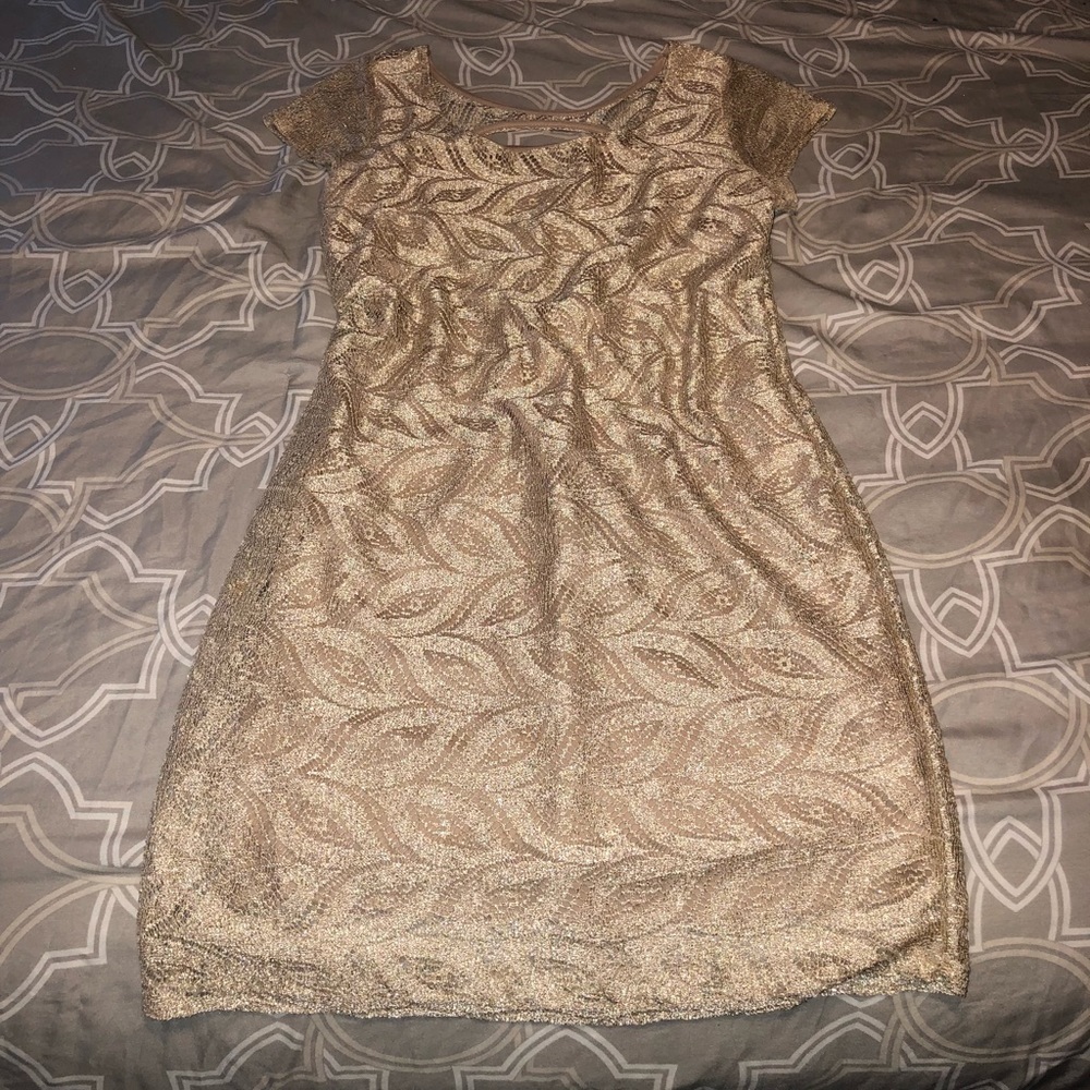 ♠️Gold dress with open back.
